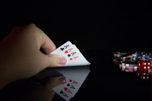 Numérique vs. en personne : Comment jouer en ligne diffère de l&rsquo;expérience de casino réel