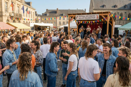 Une foule de personnes arborant des coupes mulet lors d'un festival en extérieur avec un groupe de musique sur scène.