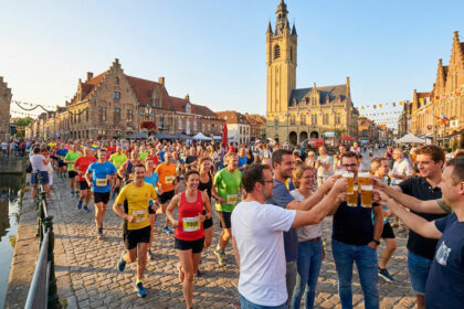 Des coureurs et des spectateurs trinquent avec des bières lors du Marathon de la bière des Flandres.